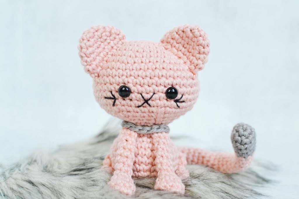 Super easy crochet cat coaster pattern for beginners _ Tutorial